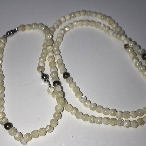 16 1/2" Mother Of Pearl Necklace With Matching Bracelet - Picture 8 of 8